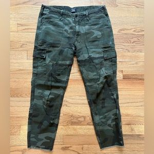 Good condition Women’s Abercrombie & Fitch Cropped Camouflage Pants size 8/ 29